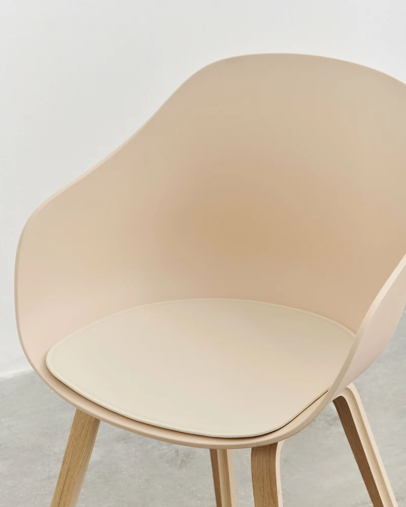Chaise avec accoudoirs en plastique recyclé pêche et pieds en chêne AAC 222 2.0 - HAY