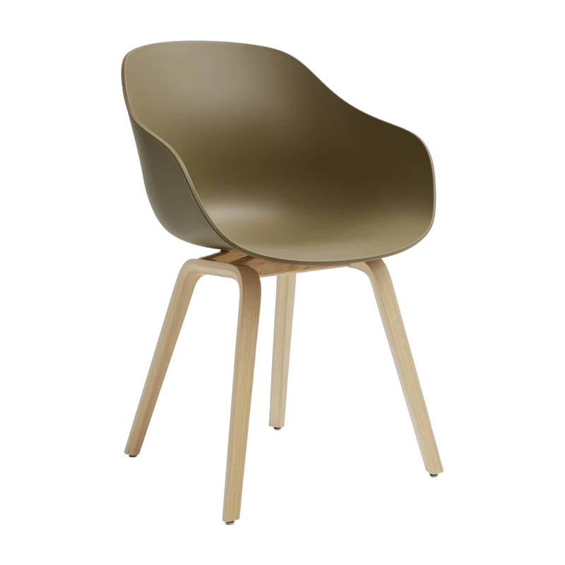 Chaise avec accoudoirs en plastique recyclé argile et pieds en chêne AAC 222 2.0 - HAY