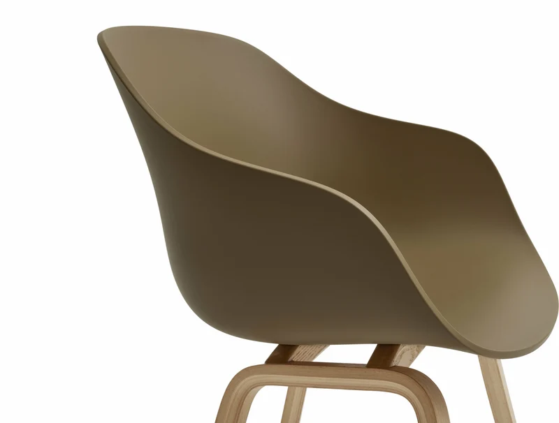 Chaise avec accoudoirs en plastique recyclé argile et pieds en chêne AAC 222 2.0 - HAY