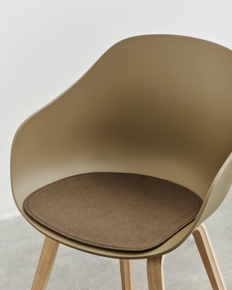 Chaise avec accoudoirs en plastique recyclé argile et pieds en chêne AAC 222 2.0 - HAY