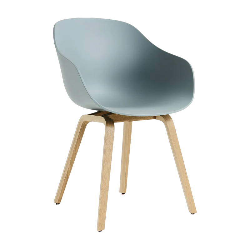 Chaise avec accoudoirs en plastique recyclé dusty bleu et pieds en chêne AAC 222 2.0 - HAY
