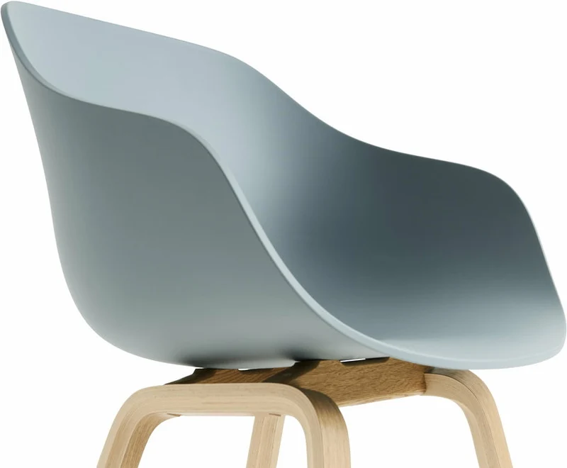 Chaise avec accoudoirs en plastique recyclé dusty bleu et pieds en chêne AAC 222 2.0 - HAY