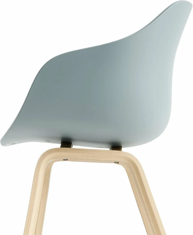 Chaise avec accoudoirs en plastique recyclé dusty bleu et pieds en chêne AAC 222 2.0 - HAY