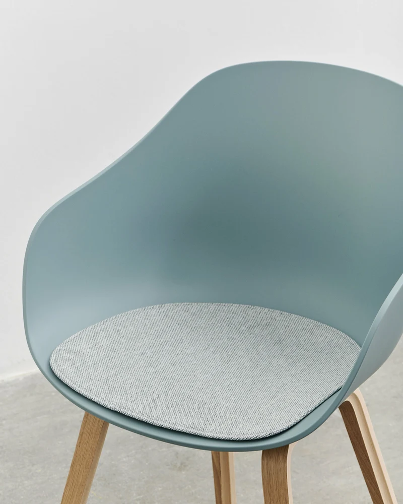 Chaise avec accoudoirs en plastique recyclé dusty bleu et pieds en chêne AAC 222 2.0 - HAY