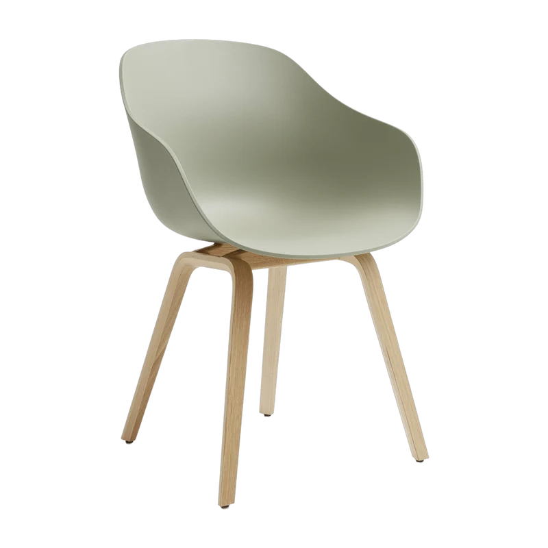 Chaise avec accoudoirs en plastique recyclé vert pastel et pieds en chêne AAC 222 2.0 - HAY