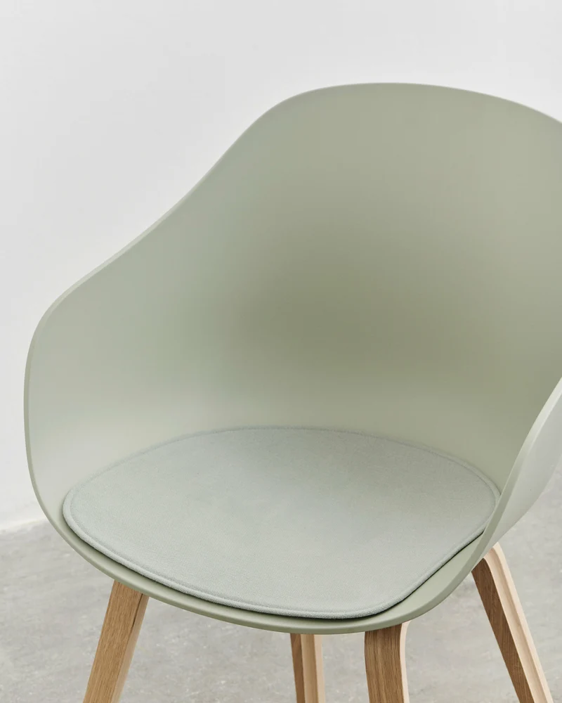 Chaise avec accoudoirs en plastique recyclé vert pastel et pieds en chêne AAC 222 2.0 - HAY